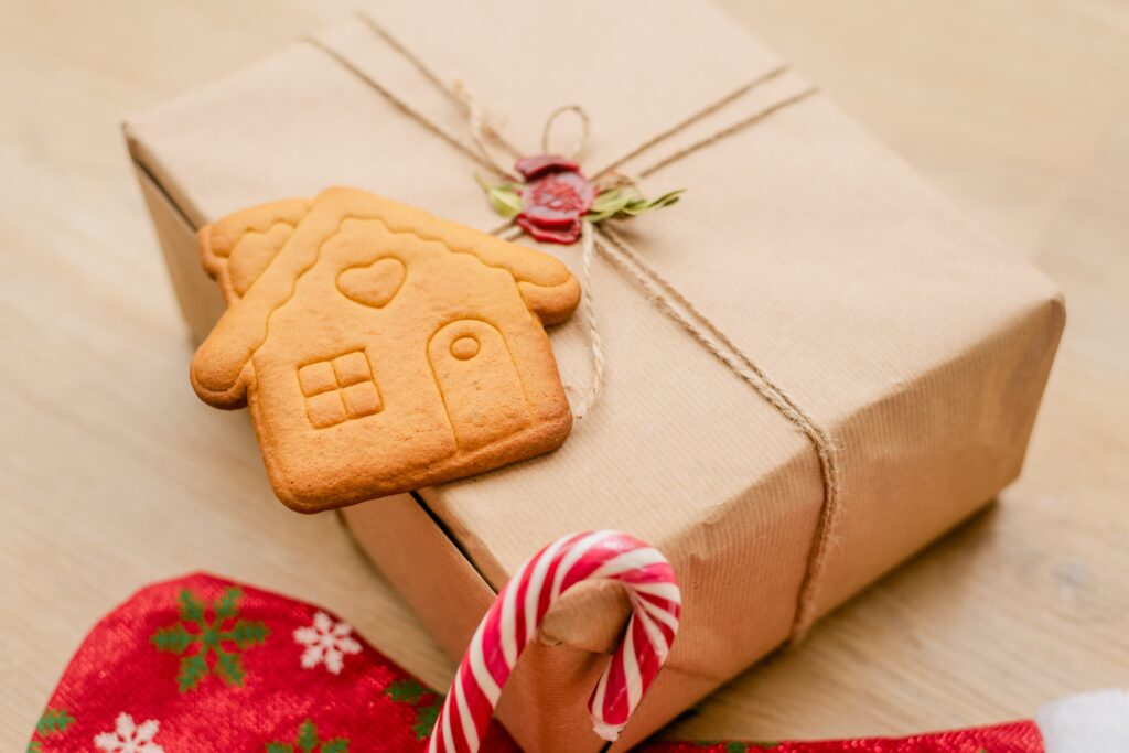 https://unsplash.com/photos/a-present-wrapped-in-brown-paper-with-a-gingerbread-cookie-in-the-shape-of-a-KwCSOAnBRdo?utm_content=creditShareLink&utm_medium=referral&utm_source=unsplash